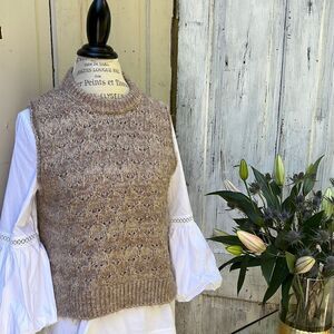 UNIVERSAL THREAD SLEEVELESS SWEATER, Size S
